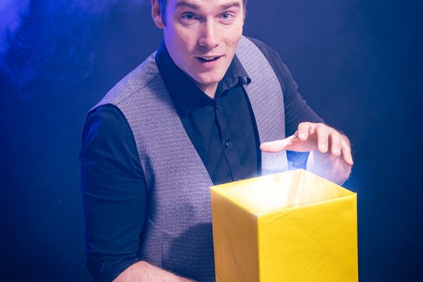 Magier Paul Sommersguter mit gelber Box